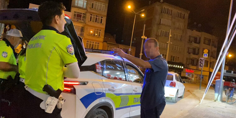 Aracını yol ortasına park edip çorba içmeye giden alkollü sürücüye ceza