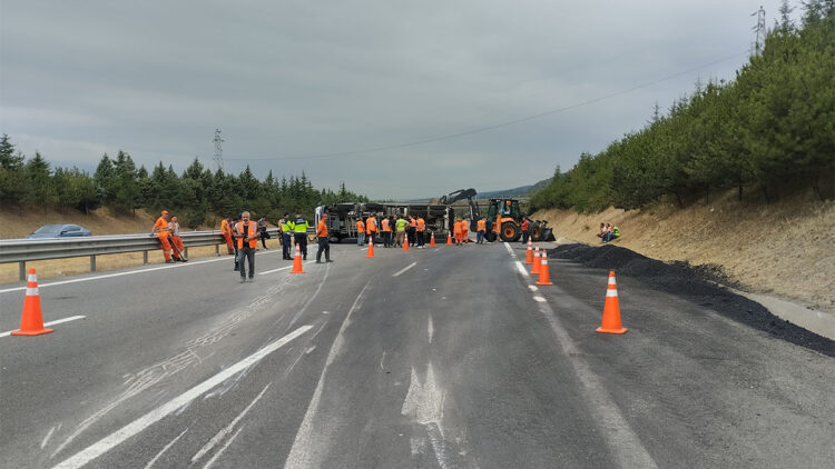 Sıcak asfalt yüklü kamyon bariyere çarpıp devrildi