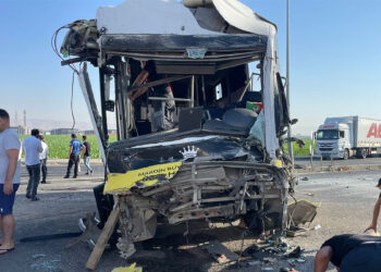 Mardin'de özel halk otobüsü ile TIR çarpıştı