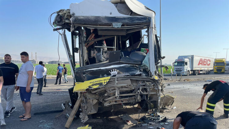 Mardin'de özel halk otobüsü ile TIR çarpıştı