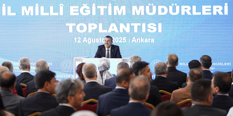 Okul kıyafeti görseli, okulun internet sitesinde yayımlanacak