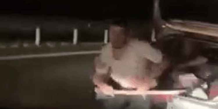 Önünü kestikleri otomobilin sürücüsüne baltayla saldırdılar