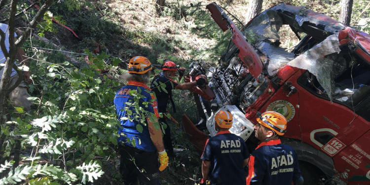 Orman yangınına giden arazöz uçuruma yuvarlandı; 1 şehit, 5 yaralı
