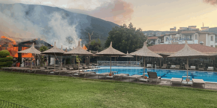 Otelin bahçesindeki bar bölümünde çıkan yangın söndürüldü