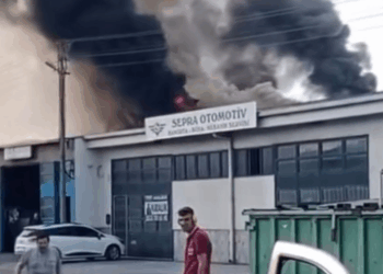 Oto tamirhanesinde çıkan yangın söndürüldü
