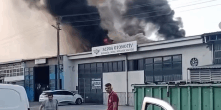 Oto tamirhanesinde çıkan yangın söndürüldü