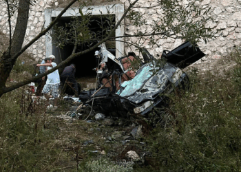 Otomobil, 5 metre yükseklikten menfezin önüne uçtu: 2 ölü, 3 yaralı