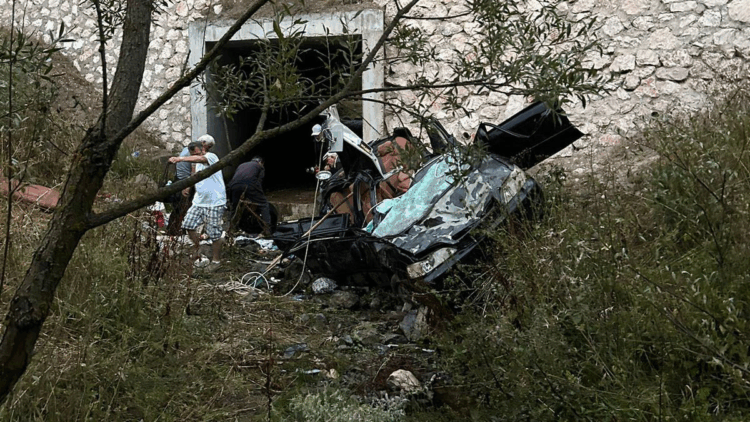 Otomobil, 5 metre yükseklikten menfezin önüne uçtu: 2 ölü, 3 yaralı