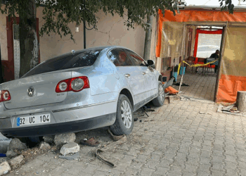 Otomobil kahvehaneye girdi: 1 ölü, 2 yaralı