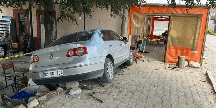 Otomobil kahvehaneye girdi: 1 ölü, 2 yaralı