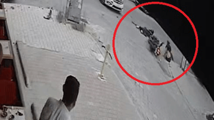 Otomobilin çarptığı motosikletteki sevgililer yaralandı