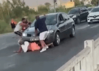 Otomobiliyle, çarptığı kadının üzerinden geçip kaçmaya çalıştı