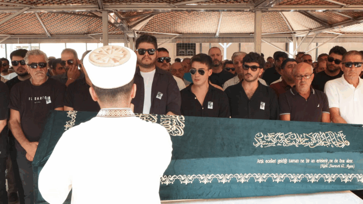 Oyuncu Atakan Özkaya'nın babası son yolculuğuna uğurlandı