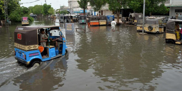 Pakistan'da etkili olan muson yağmurları 299 can aldı