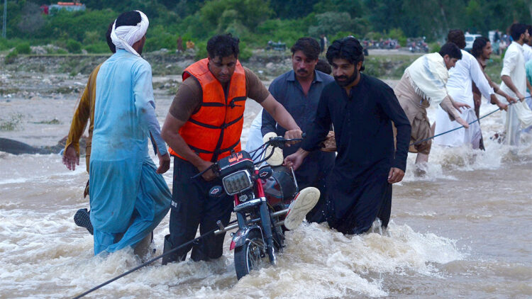 Pakistan'daki sel mağdurlarına yardım ulaştırıldı