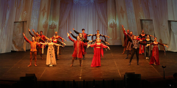 Romeo ve Juliet temsiline turistlerden yoğun ilgi