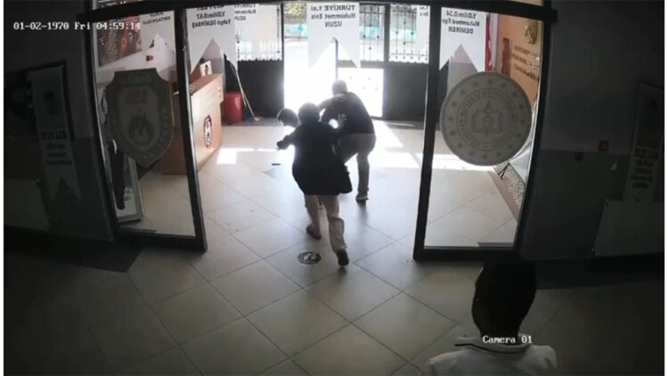 Sahte evrak veren veli ret cevabı alınca bıçakla saldırdı