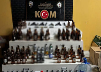 Alkollü mekanda yapılan denetimde 4 ruhsatsız tabanca ve içki ele geçirildi