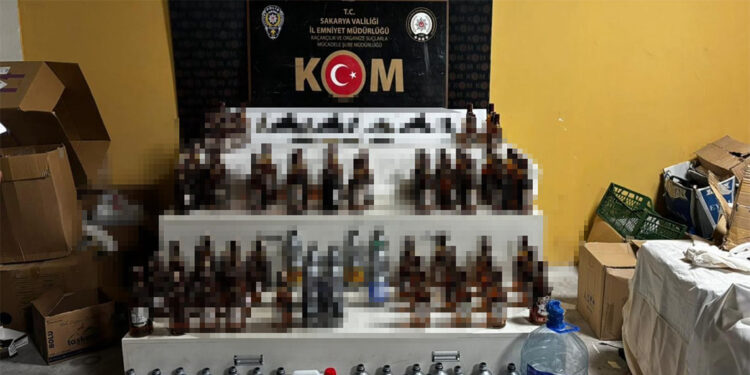 Alkollü mekanda yapılan denetimde 4 ruhsatsız tabanca ve içki ele geçirildi