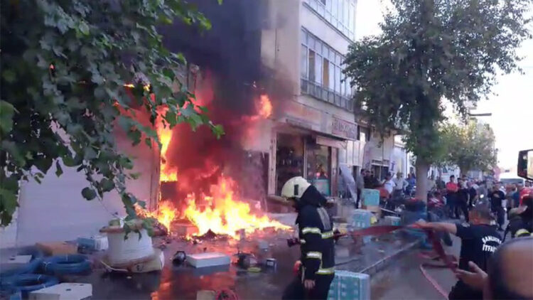 Şanlıurfa'da elektrik malzemeleri satılan iş yeri kül oldu