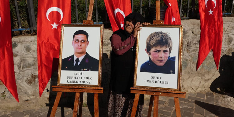 Eren Bülbül ölümünün 8'inci yılında kabri başında anıldı