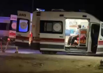 Servis minibüsünün çöp kamyonuyla çarpıştığı kazada, 3 kişi yaralandı