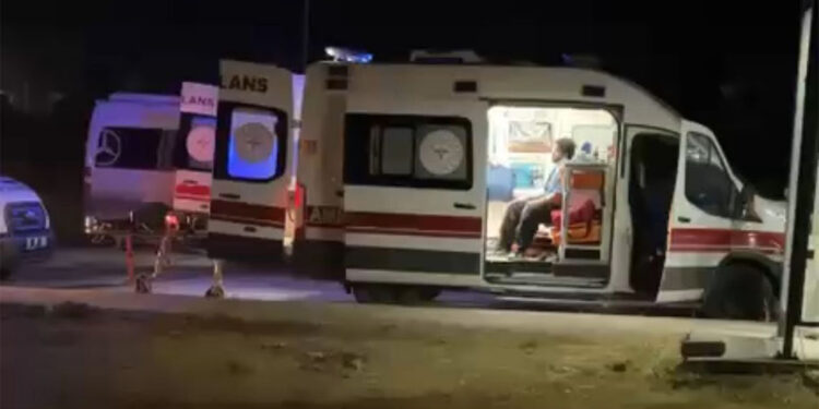 Servis minibüsünün çöp kamyonuyla çarpıştığı kazada, 3 kişi yaralandı