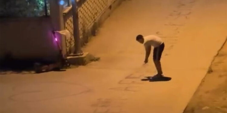 Sevgilisine özür mesajını suyla sokağa yazdı; benzin sanıp polisi aradılar