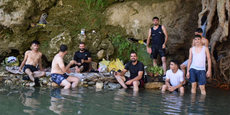 Sıcak havadan bunalanlar Zore Vadisi’nde serinliyor