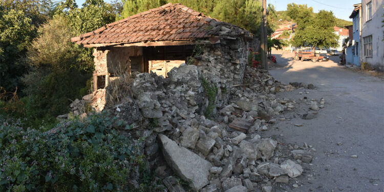 Sındırgı'da depremde yıkılan binalar görüntülendi