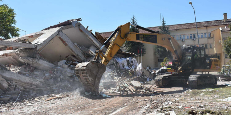 Sındırgı'da 6.1'lik depremde yıkılan binanın enkazı kaldırılıyor