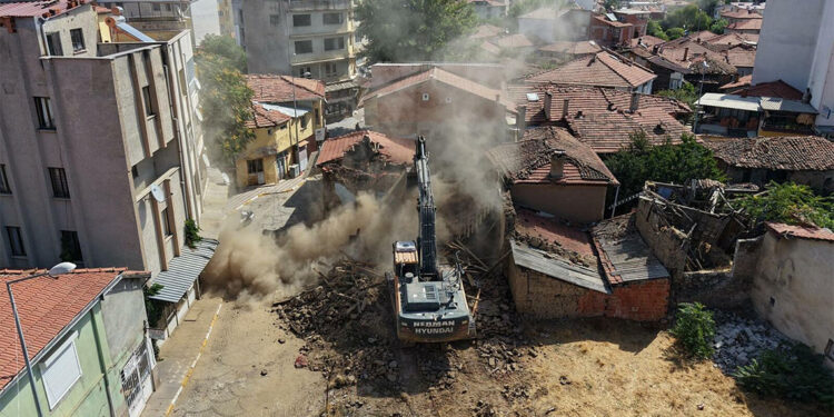Sındırgı'da depremde ağır hasar gören binaların yıkımı sürüyor
