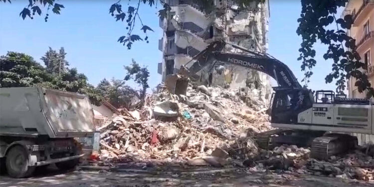 Sındırgı’da hasarlı binaların yıkımına başlandı