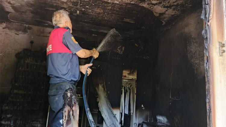 evde çıkan yangında 2 yaşındaki çocuk dumandan etkilendi