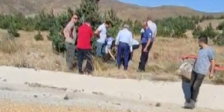 Sivas'ta buğday yüklü traktör devrildi; 2 kardeş öldü