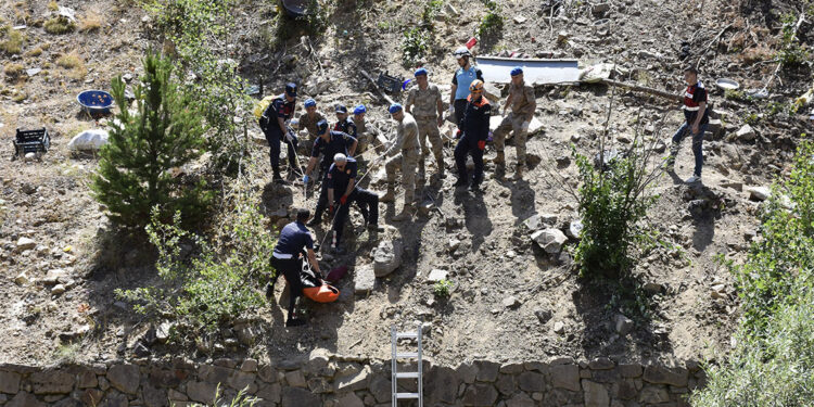 Minibüsün uçuruma yuvarlandığı kazada yaralananlardan 7’sinin tedavileri sürüyor