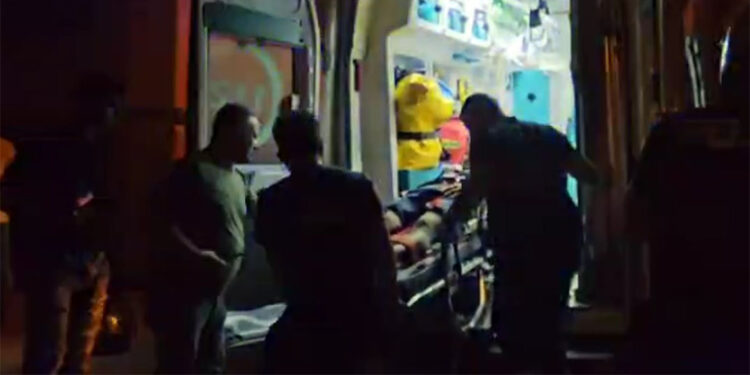 Sokak arasında pompalı tüfekle ayaklarından vuruldu