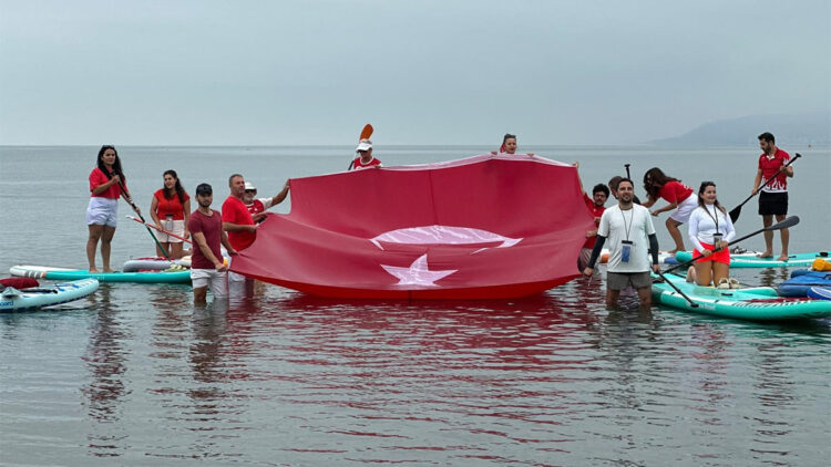 Sup Board ekibi göl üzerinde dev Türk bayrağı açtı