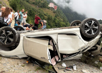 Giresun'da otomobil yamaçtan yuvarlandı; 1 ağır, 5 yaralı