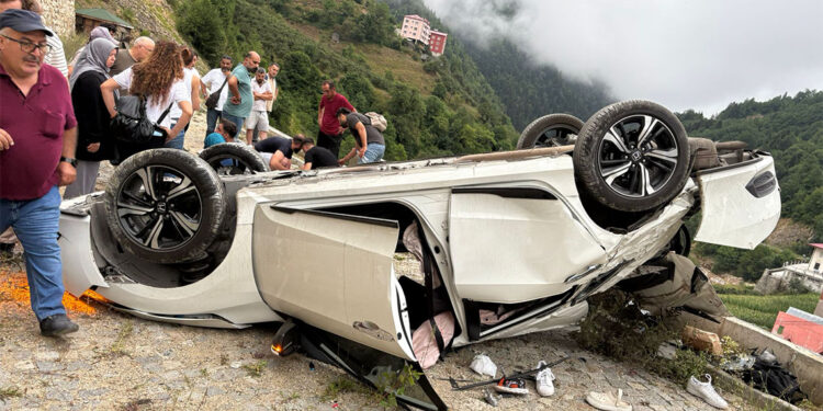 Giresun'da otomobil yamaçtan yuvarlandı; 1 ağır, 5 yaralı