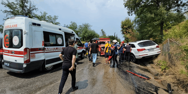 Sakarya'da kamyonet ile cip çarpıştı; 4'ü çocuk 5 yaralı