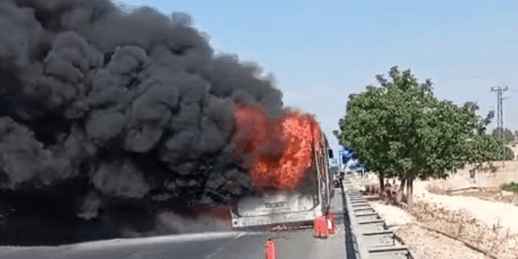 Şanlıurfa'da şehir içi yolcu otobüsü alev alev yandı