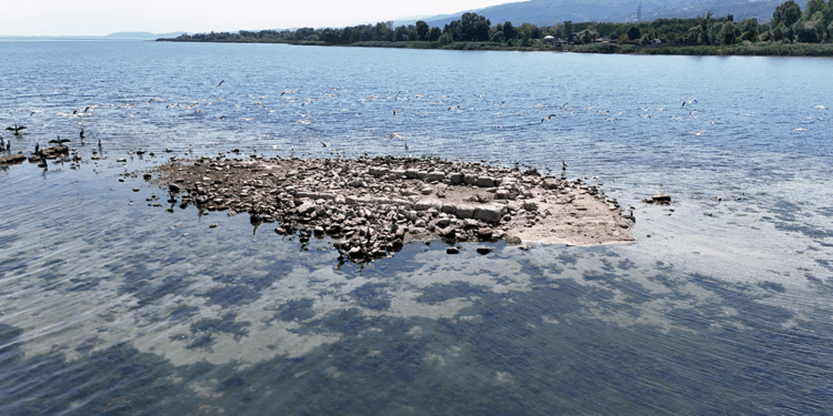 Sapanca Gölü'nde sular çekilince tarihi kilise ortaya çıktı