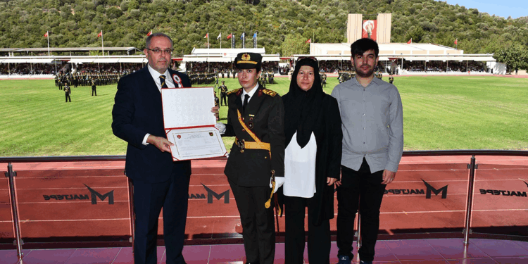 Şehit Ömer Halisdemir'in kızı Elif Nur teğmen oldu