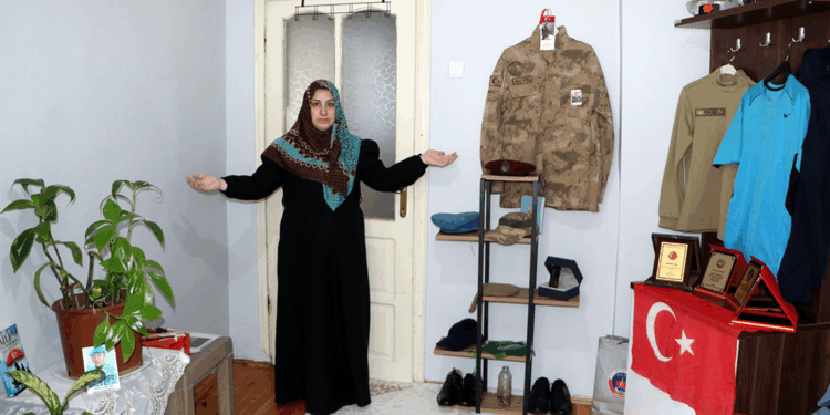 Şehitlerin kişisel eşyalarına sahip çıkıyor