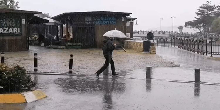 Silivri'de sağanak yağış etkili oldu