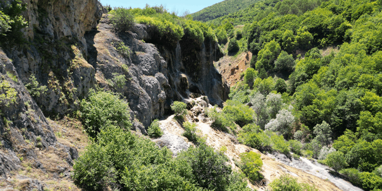 Sivas'ın tabiat harikası Dipsizgöl Şelalesi