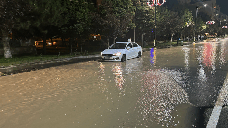 Sivas'ta su borusu arızası caddeyi göle dönüştürdü