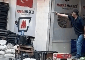 Sokak ortasında 2 şarjör mermiyi ateşledi; 3 yaralı