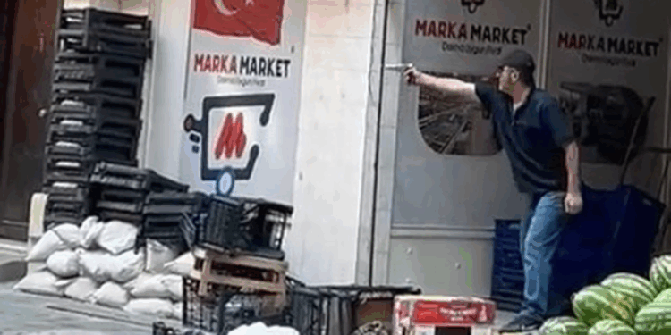 Sokak ortasında 2 şarjör mermiyi ateşledi; 3 yaralı